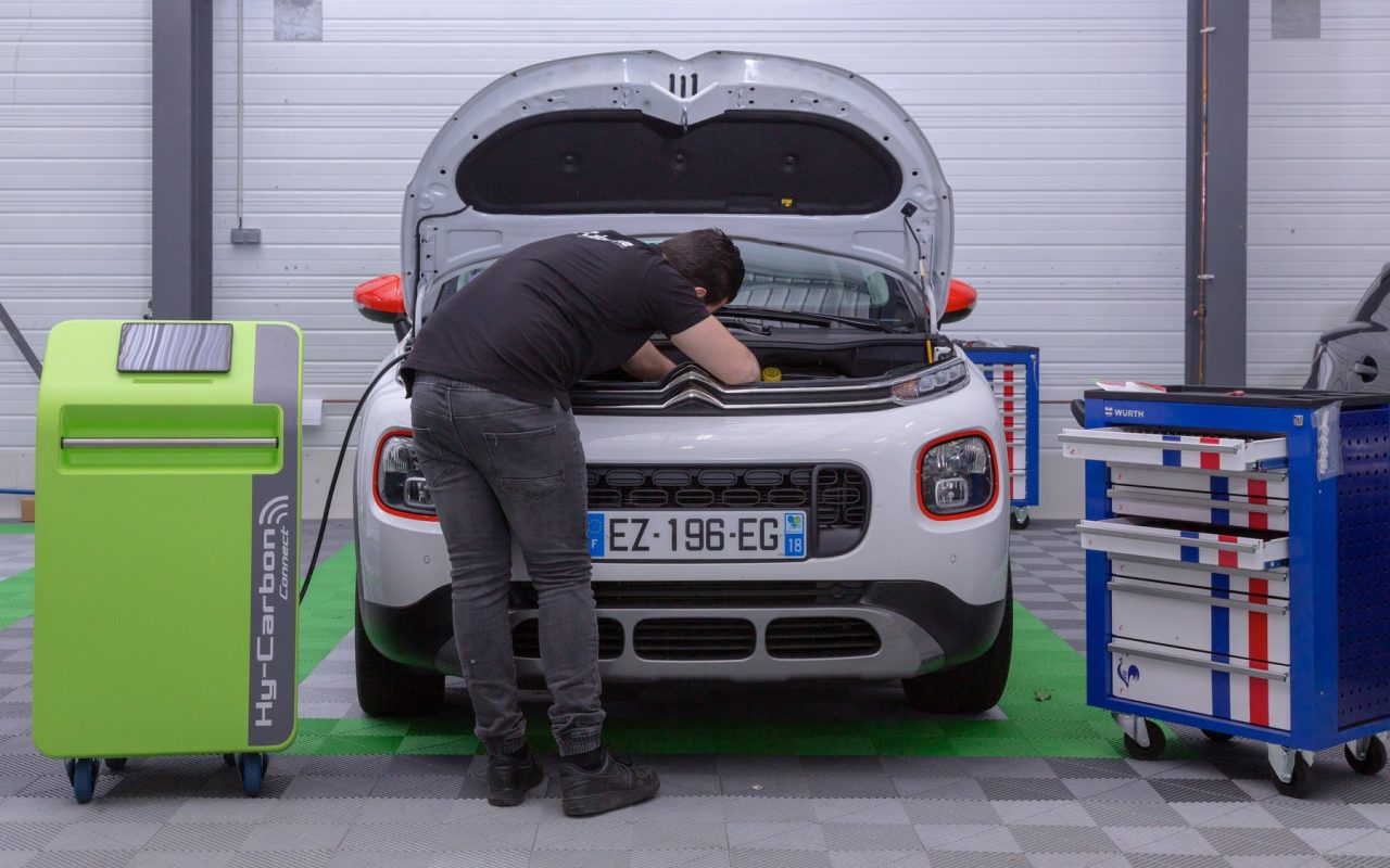 Décalaminage par injection d'hydrogène avec la station de décalaminage Hy-Carbon Connect